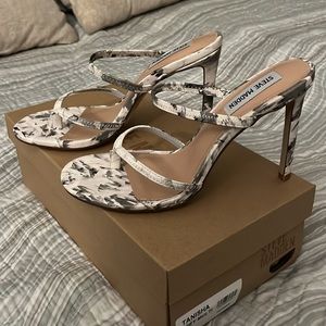 BRAND NEW trendy Steve Madden heels!